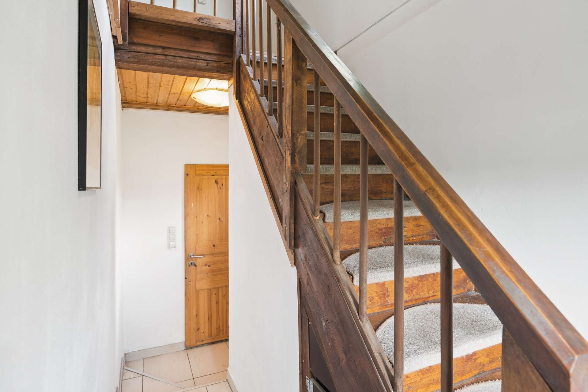 Flur / Treppe ins DG