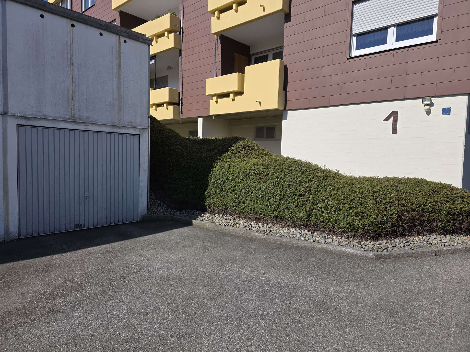 Garage mit Stellplatz
