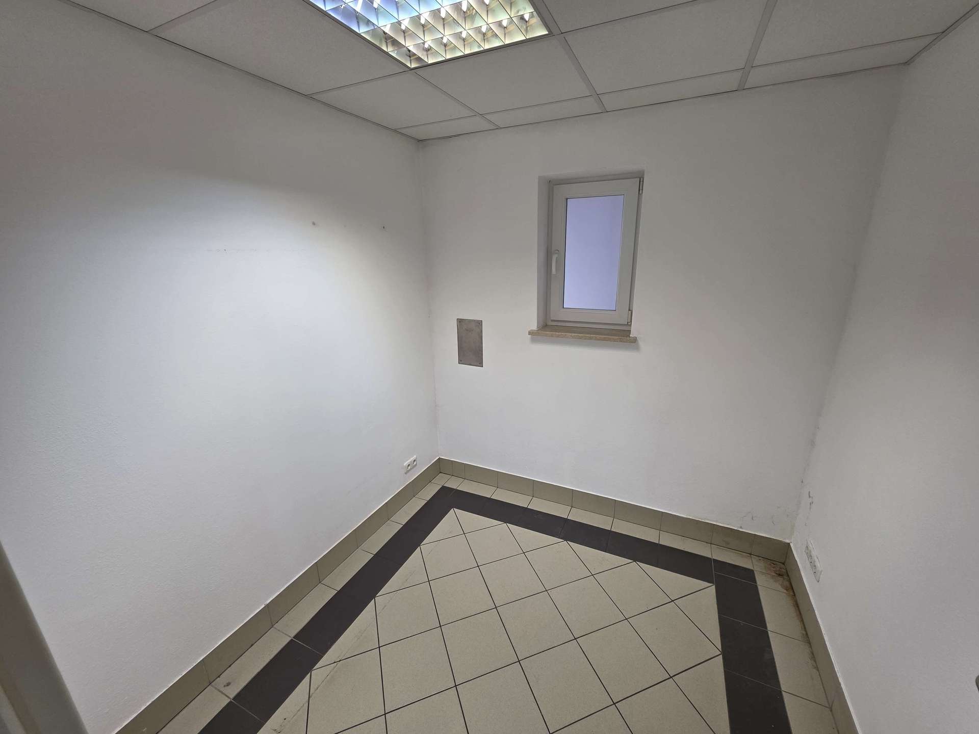 Abstellfläche/Büro